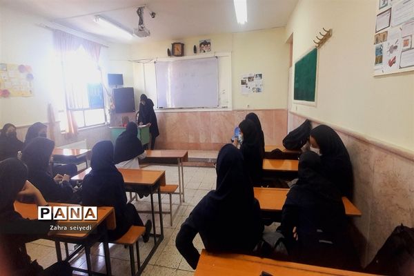 برگزاری دوره آشنایی با سلاح درس آمادگی دفاعی در مدرسه فاطمه الزهرا