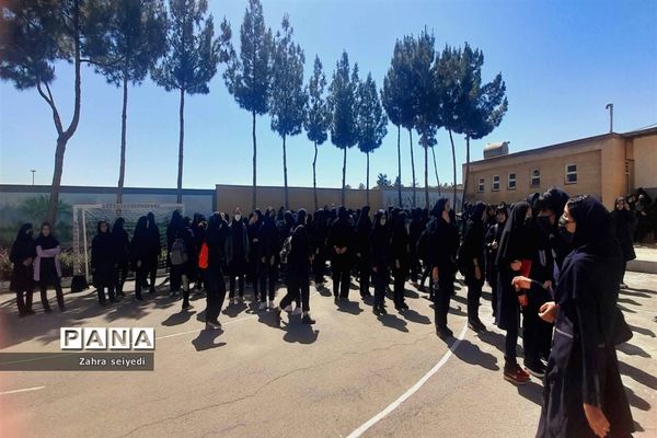 برگزاری دوره آشنایی با سلاح درس آمادگی دفاعی در مدرسه فاطمه الزهرا