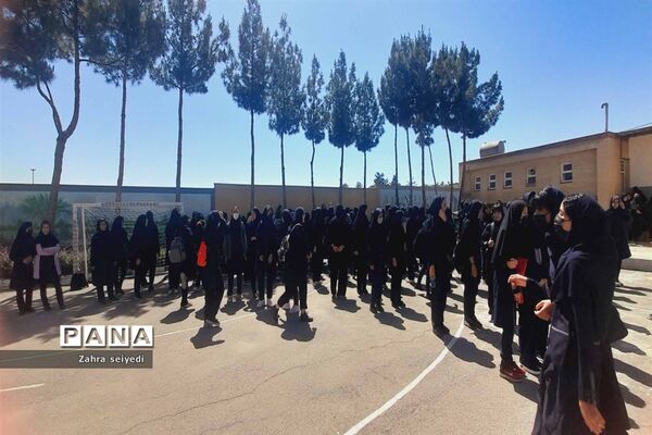 برگزاری دوره آشنایی با سلاح درس آمادگی دفاعی در مدرسه فاطمه الزهرا