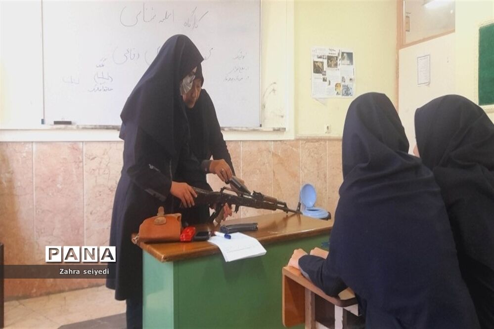 برگزاری دوره آشنایی با سلاح درس آمادگی دفاعی در مدرسه فاطمه الزهرا