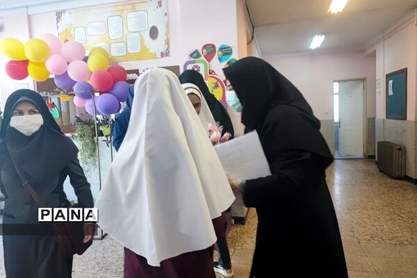 تقدیر از معلمان سال‌های قبل خود توسط دانش‌آموزان دبستان حضرت زهرا(س)یک رودهن