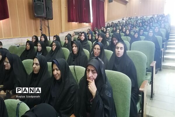 همایش بزرگداشت مقام معلم و تجلیل از رتبه‌های برتر کنکور در خاتم