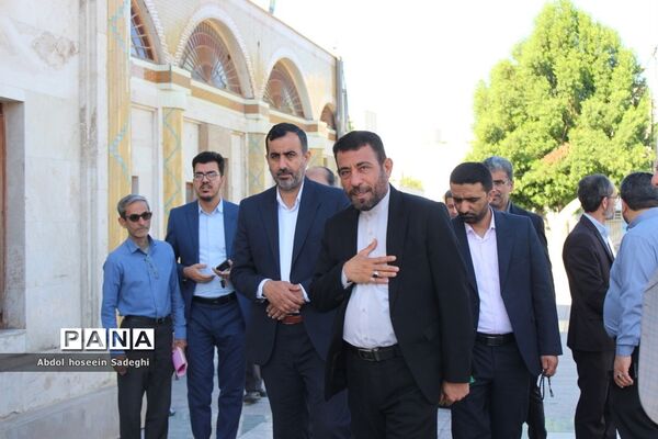 عطر افشانی مزار مطهر شهدا به‌مناسبت هفته معلم در بوشهر