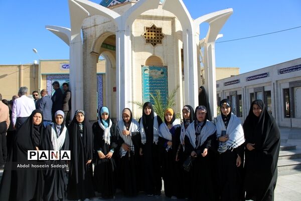 عطر افشانی مزار مطهر شهدا به‌مناسبت هفته معلم در بوشهر