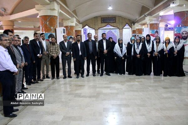 عطر افشانی مزار مطهر شهدا به‌مناسبت هفته معلم در بوشهر