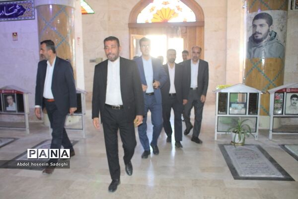 عطر افشانی مزار مطهر شهدا به‌مناسبت هفته معلم در بوشهر