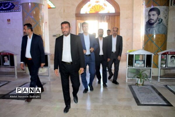 عطر افشانی مزار مطهر شهدا به‌مناسبت هفته معلم در بوشهر