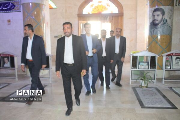 عطر افشانی مزار مطهر شهدا به‌مناسبت هفته معلم در بوشهر