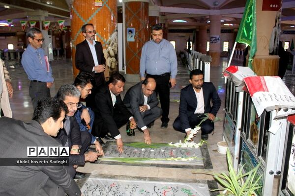 عطر افشانی مزار مطهر شهدا به‌مناسبت هفته معلم در بوشهر