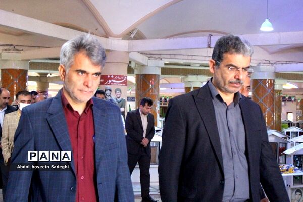 عطر افشانی مزار مطهر شهدا به‌مناسبت هفته معلم در بوشهر
