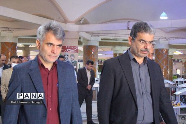 عطر افشانی مزار مطهر شهدا به‌مناسبت هفته معلم در بوشهر