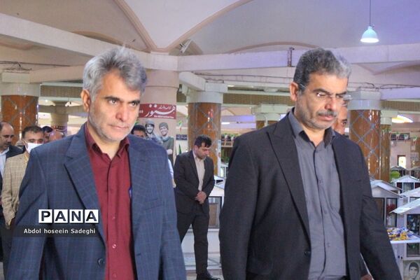 عطر افشانی مزار مطهر شهدا به‌مناسبت هفته معلم در بوشهر