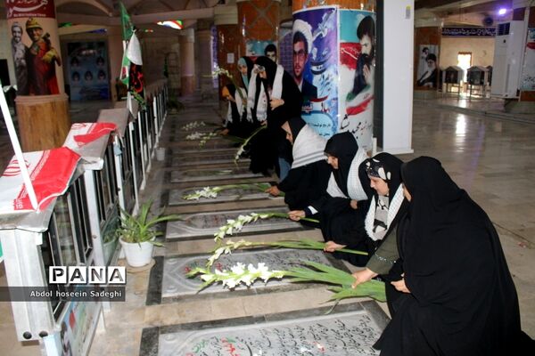عطر افشانی مزار مطهر شهدا به‌مناسبت هفته معلم در بوشهر