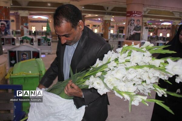 عطر افشانی مزار مطهر شهدا به‌مناسبت هفته معلم در بوشهر