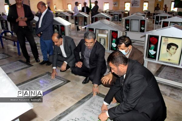 عطر افشانی مزار مطهر شهدا به‌مناسبت هفته معلم در بوشهر