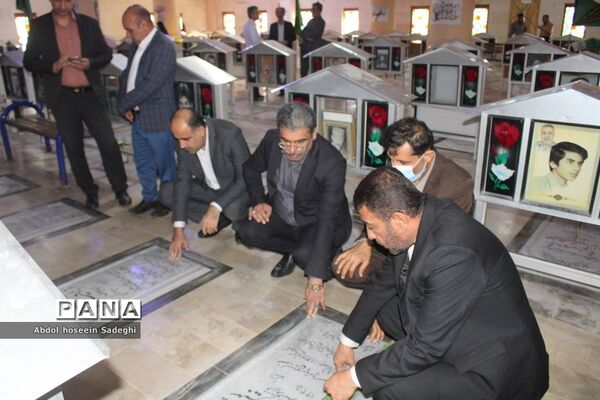 عطر افشانی مزار مطهر شهدا به‌مناسبت هفته معلم در بوشهر