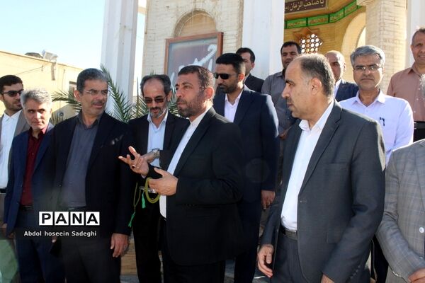 عطر افشانی مزار مطهر شهدا به‌مناسبت هفته معلم در بوشهر