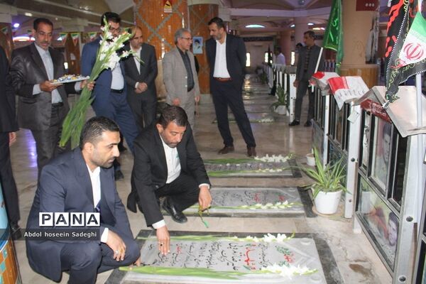 عطر افشانی مزار مطهر شهدا به‌مناسبت هفته معلم در بوشهر