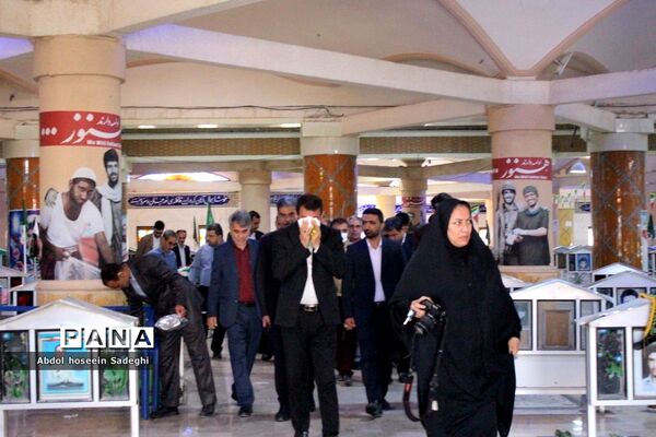 عطر افشانی مزار مطهر شهدا به‌مناسبت هفته معلم در بوشهر