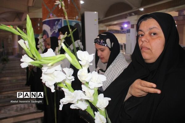 عطر افشانی مزار مطهر شهدا به‌مناسبت هفته معلم در بوشهر