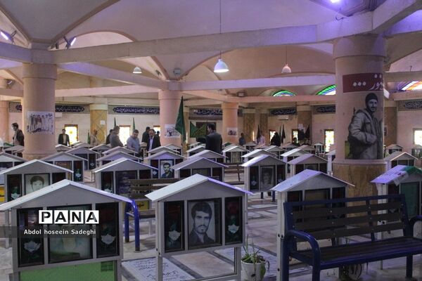 عطر افشانی مزار مطهر شهدا به‌مناسبت هفته معلم در بوشهر