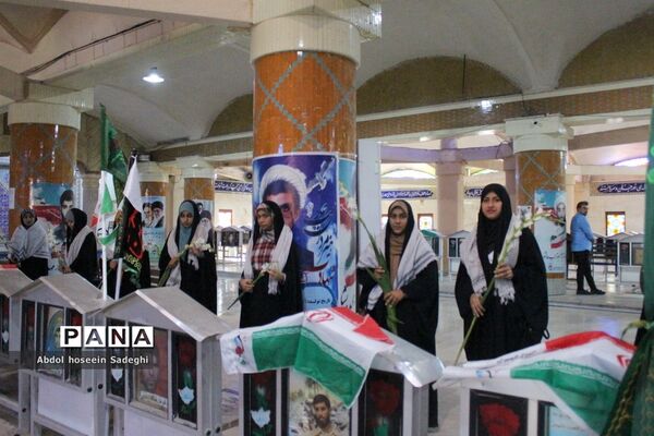 عطر افشانی مزار مطهر شهدا به‌مناسبت هفته معلم در بوشهر