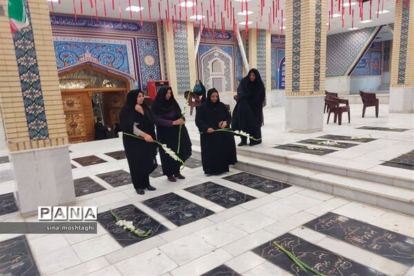 گل افشانی مزار شهدا به مناسبت هفته معلم