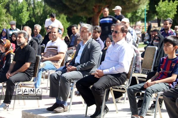 برگزاری همایش پیاده‌روی خانوادگی فرهنگیان در یزد