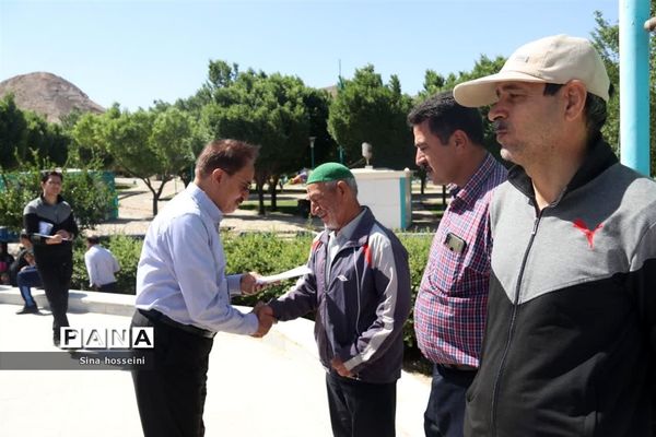 برگزاری همایش پیاده‌روی خانوادگی فرهنگیان در یزد