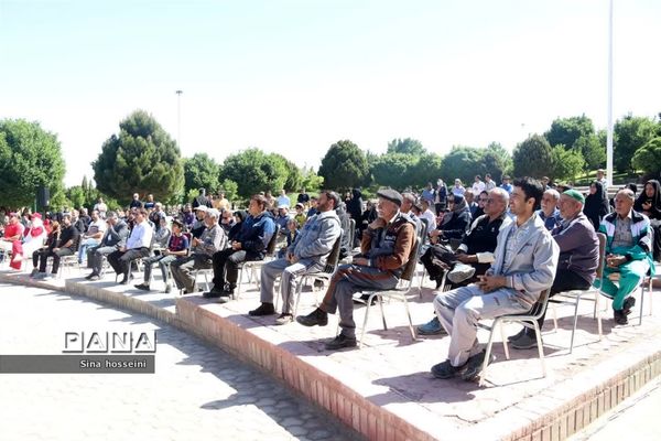 برگزاری همایش پیاده‌روی خانوادگی فرهنگیان در یزد