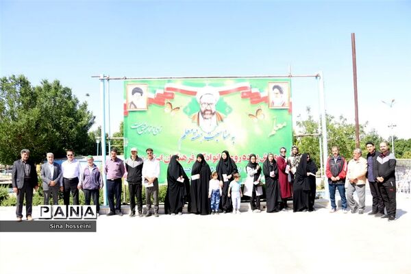 برگزاری همایش پیاده‌روی خانوادگی فرهنگیان در یزد