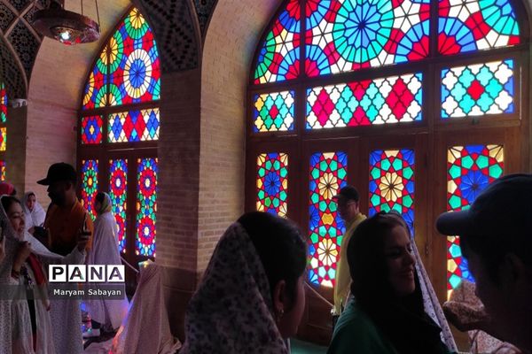 بازدید گردشگران و عموم مردم از مسجد نصیرالملک در روز شیراز