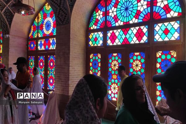 بازدید گردشگران و عموم مردم از مسجد نصیرالملک در روز شیراز