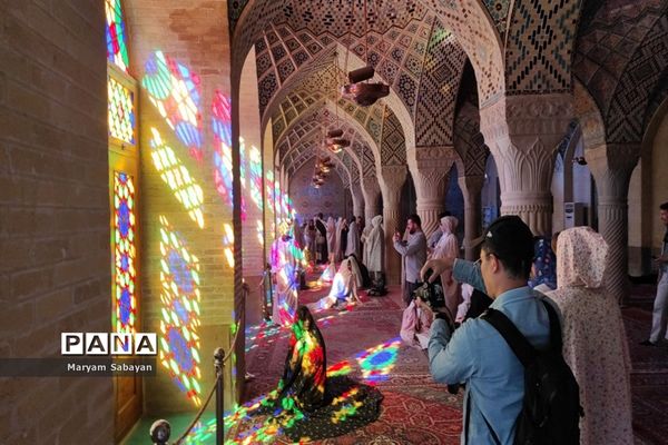 بازدید گردشگران و عموم مردم از مسجد نصیرالملک در روز شیراز