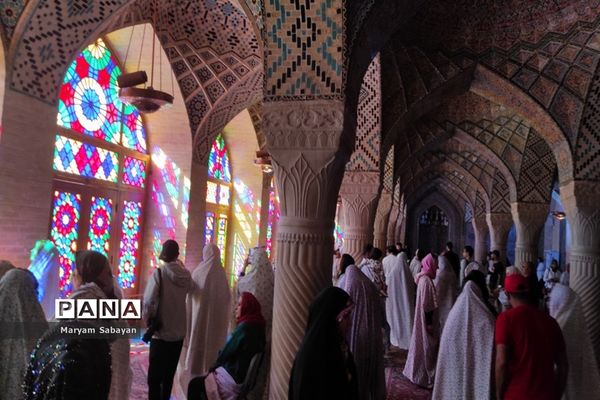 بازدید گردشگران و عموم مردم از مسجد نصیرالملک در روز شیراز