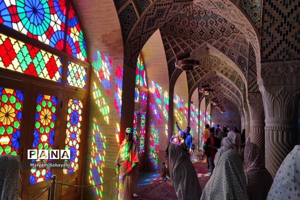 بازدید گردشگران و عموم مردم از مسجد نصیرالملک در روز شیراز