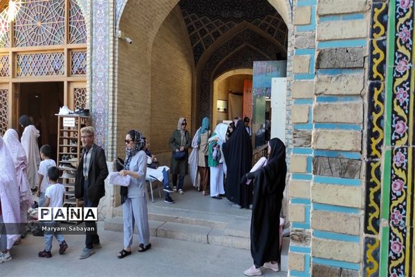 بازدید گردشگران و عموم مردم از مسجد نصیرالملک در روز شیراز