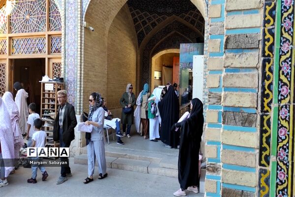 بازدید گردشگران و عموم مردم از مسجد نصیرالملک در روز شیراز