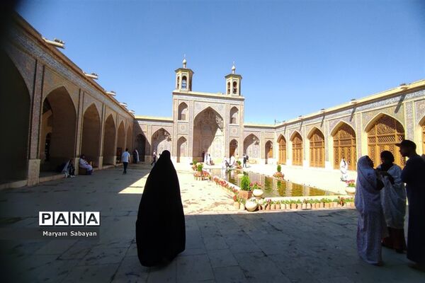 بازدید گردشگران و عموم مردم از مسجد نصیرالملک در روز شیراز