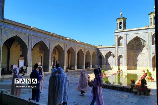 بازدید گردشگران و عموم مردم از مسجد نصیرالملک در روز شیراز