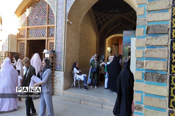 بازدید گردشگران و عموم مردم از مسجد نصیرالملک در روز شیراز
