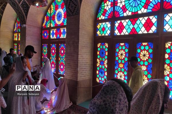 بازدید گردشگران و عموم مردم از مسجد نصیرالملک در روز شیراز