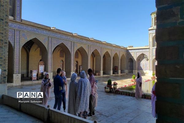 بازدید گردشگران و عموم مردم از مسجد نصیرالملک در روز شیراز
