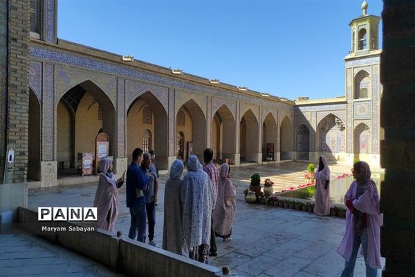 بازدید گردشگران و عموم مردم از مسجد نصیرالملک در روز شیراز