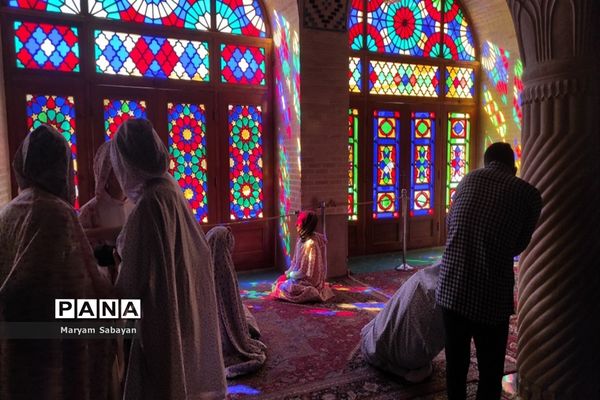 بازدید گردشگران و عموم مردم از مسجد نصیرالملک در روز شیراز