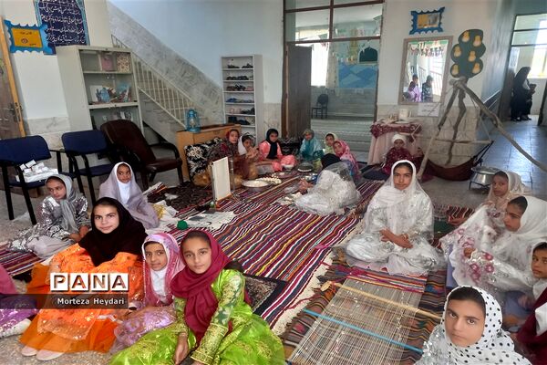 برپایی نمایشگاه طرح جابربن حیان دانش‌آموزان مدرسه عشایری مباشری خاتم