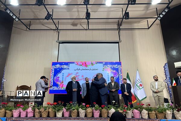 تجلیل از معلمان قرآنی به‌مناسبت هفته گرامیداشت معلم در گلستان