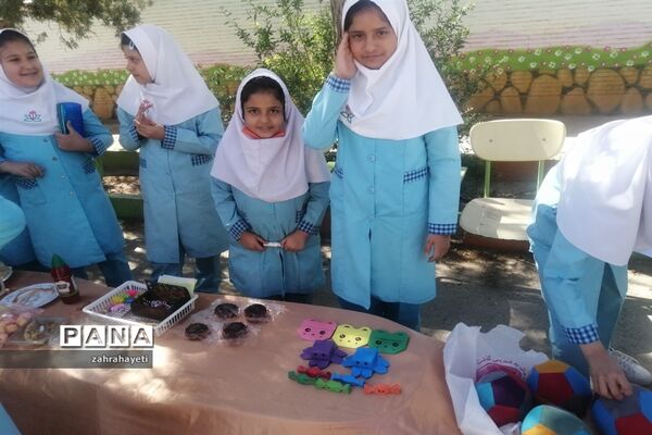 راه اندازی بازارچه دانش‌آموزی به‌مناسبت هفته معلم در دبستان شاهد ابرکوه