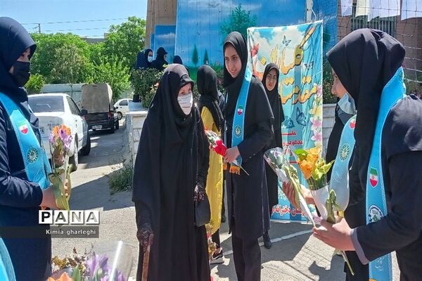آیین تجلیل از برگزیدگان آموزشی و پرورشی دبیرستان نمونه دولتی ارشاد
