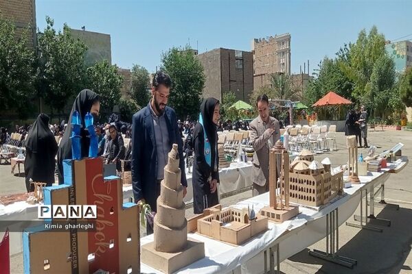 آیین تجلیل از برگزیدگان آموزشی و پرورشی دبیرستان نمونه دولتی ارشاد
